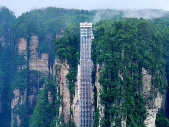 NGOẠN MỤC THANG MÁY BÁCH LONG TRÊN VÁCH ĐÁ